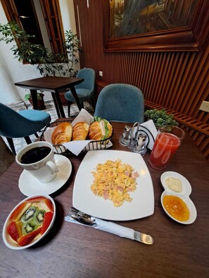 Free daily continental breakfast  - Rossa Mia Hotel Boutique (Quito)