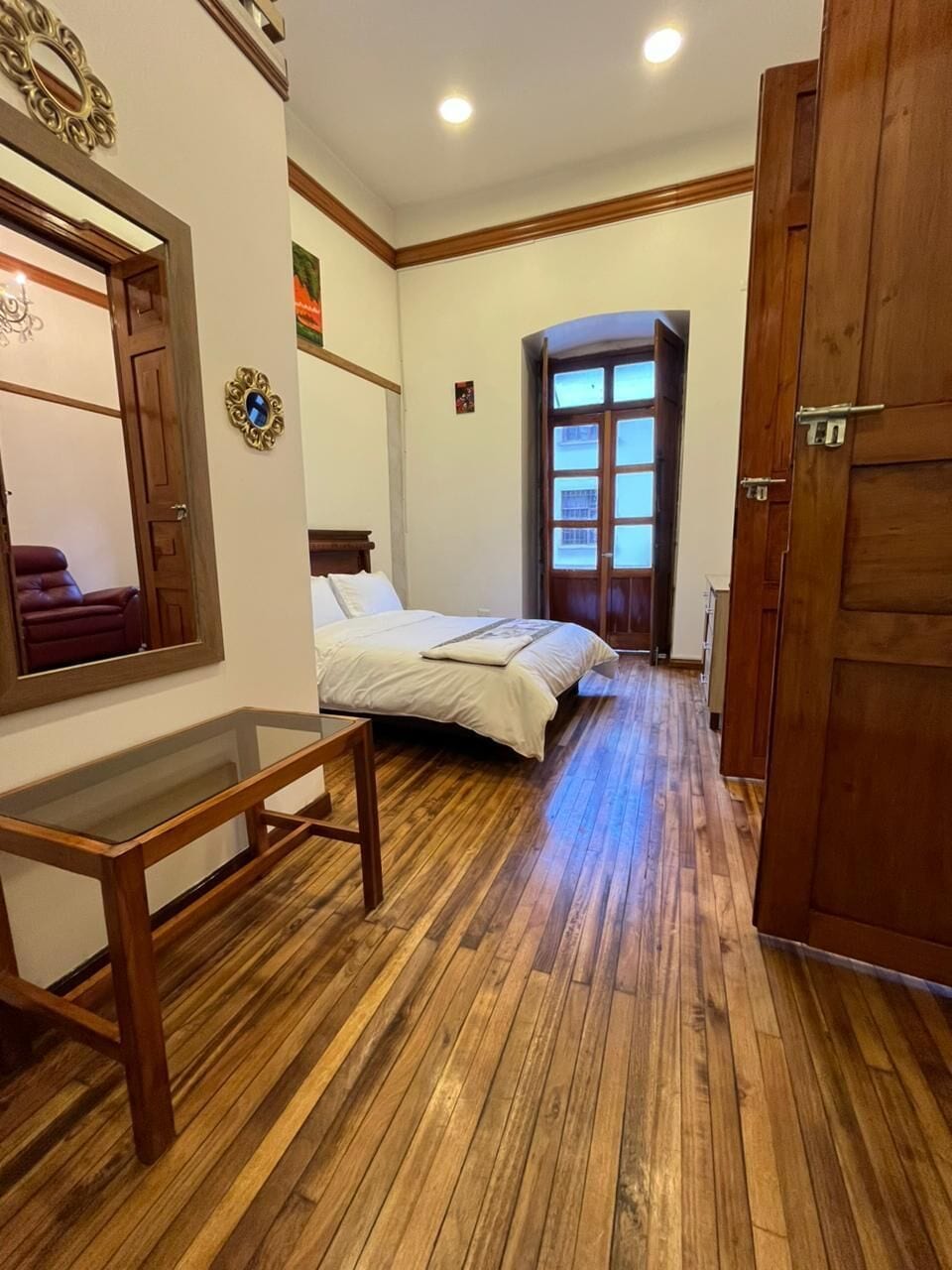 Estudio Deluxe, balcón | Edredón, caja de seguridad en la habitación y escritorio 