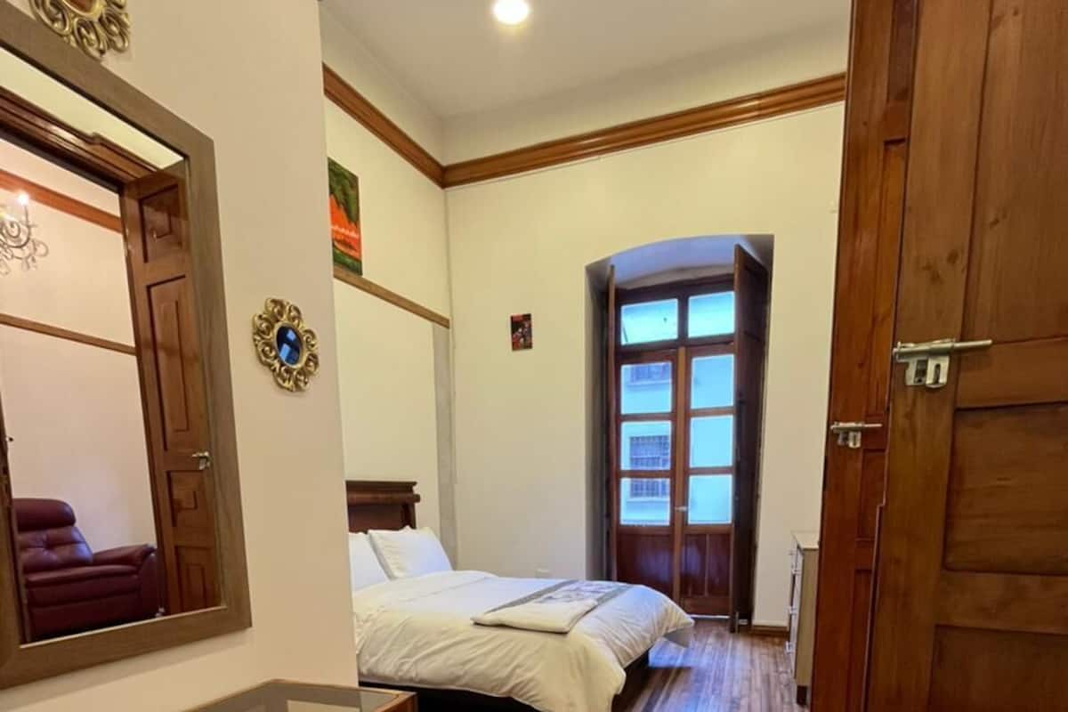 Estudio Deluxe, balcón | Edredón, caja de seguridad en la habitación y escritorio