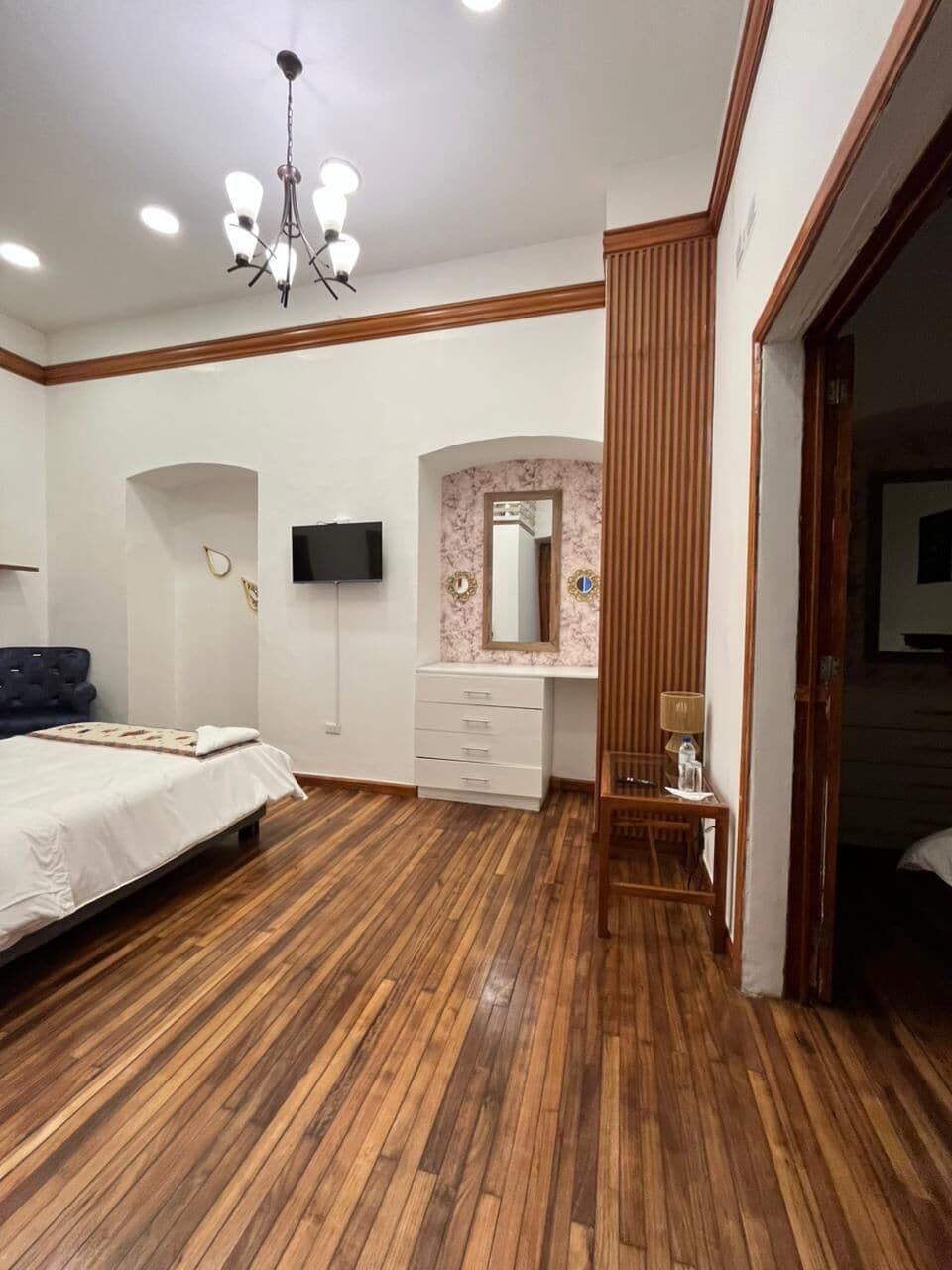 Habitación doble Confort, 2 camas matrimoniales | Edredón, caja de seguridad en la habitación y escritorio 