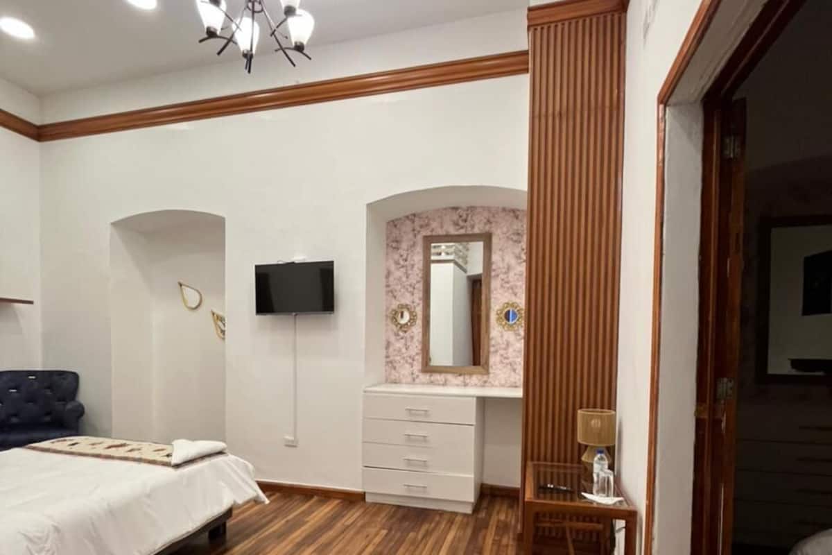 Habitación doble Confort, 2 camas matrimoniales | Edredón, caja de seguridad en la habitación y escritorio