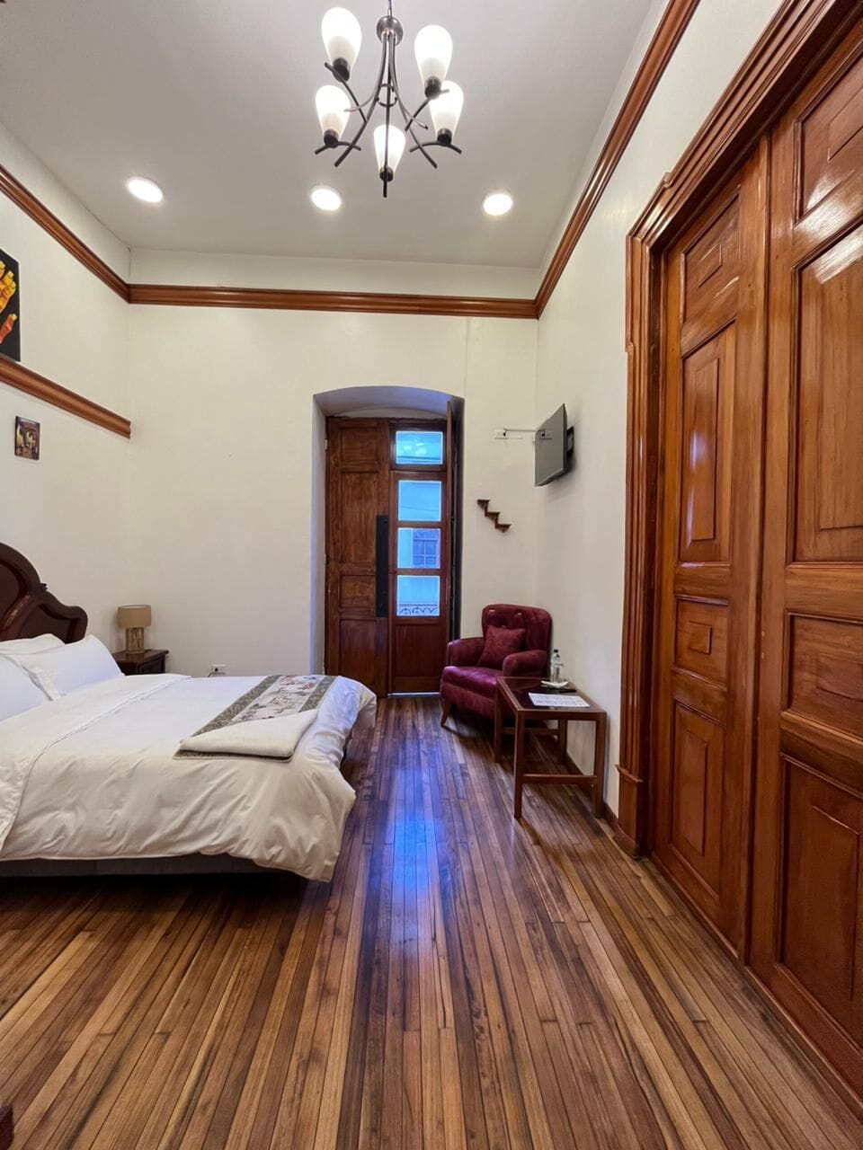 Habitación doble Deluxe, balcón | Edredón, caja de seguridad en la habitación y escritorio 