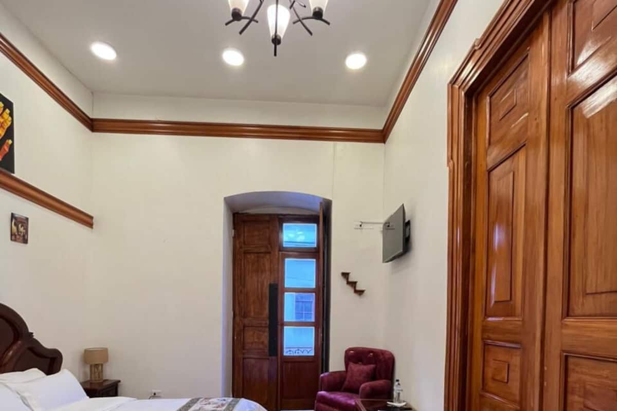 Habitación doble Deluxe, balcón | Edredón, caja de seguridad en la habitación y escritorio