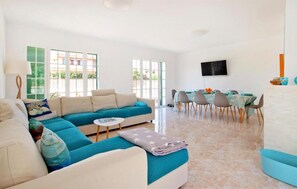 TV, ping pong - Awesome home in Cales de Mallorca (Cales de Mallorca)