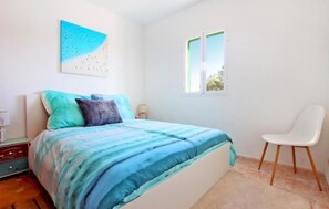 4 bedrooms, travel cot, free WiFi - Awesome home in Cales de Mallorca (Cales de Mallorca)