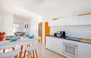Microwave, oven, stovetop, dishwasher - Awesome home in Cales de Mallorca (Cales de Mallorca)