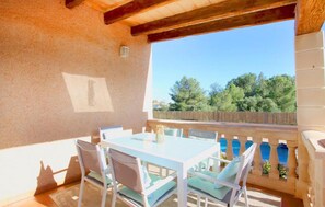 Outdoor dining - Awesome home in Cales de Mallorca (Cales de Mallorca)