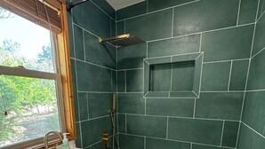 Un baño con bañera, lavamanos y ducha.