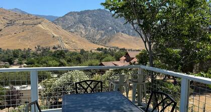 Hilltop Kern River Nest Retreat - 3 separate units 4 bdrms Perfect for a Group