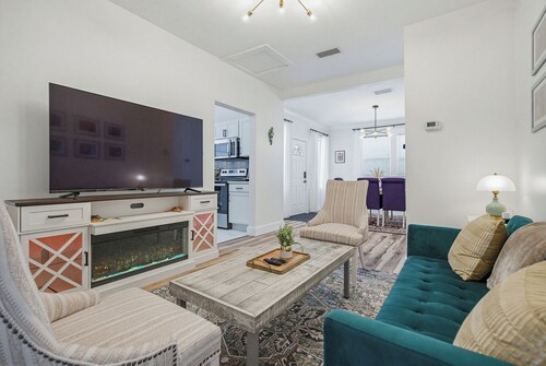 The Funky Float-Stylish Stay Near Downtown Mobile