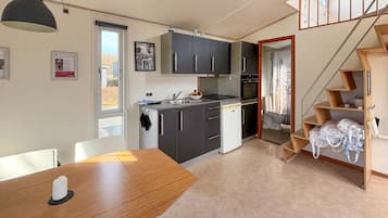 Coffee/tea maker, fridge, oven, stovetop