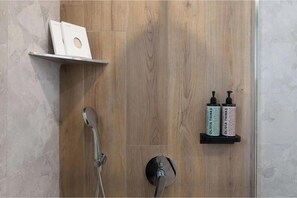 Shower, hair dryer, towels, soap - Villa Pezoulia Kamilari – Panoramic Luxury Above Crete (Kamilari)