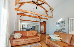 Smart TV - Charmante maison avec piscine (Saint-Aubin-de-Cadelec)