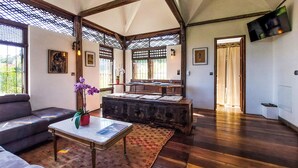 TV - Awesome home in Saint-Sulpice-de-Rouma (Saint-Sulpice-de-Rouma)