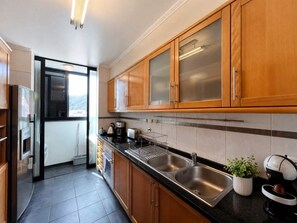 Fridge, microwave, oven, stovetop - Apartament Brigitte in Machico (Machico)