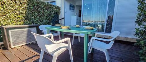 屋外ダイニングエリア