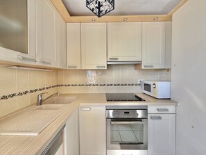 Fridge, microwave, oven, cookware/dishes/utensils - CAP D'AGDE - Plage Rochelongue // Réf 0262 (CAP D'AGDE)