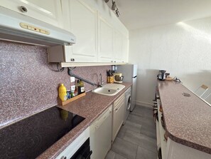 Fridge, microwave, oven, cookware/dishes/utensils - CAP D'AGDE - Plage du Môle // Réf 0208 (CAP D'AGDE)