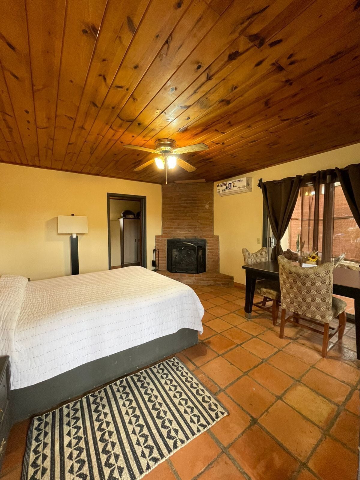 Comfort Room | Desk, free WiFi