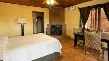 Comfort Room | Desk, free WiFi