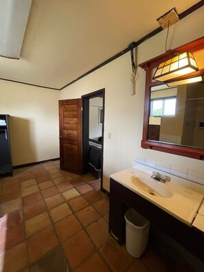 Room | Bathroom | Towels, soap, shampoo, toilet paper