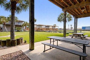 Outdoor dining - LPC4A Shared Pool, Charcoal Grill, Garage Access, Boat Parking (Port Aransas)