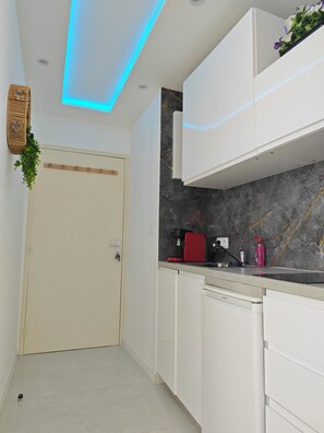 Fridge, microwave, stovetop, coffee/tea maker