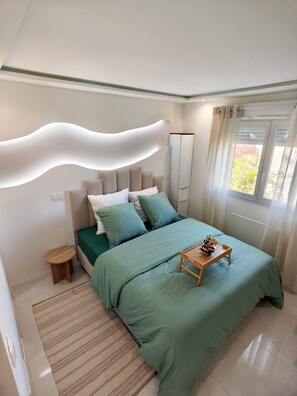 1 habitación, tabla de planchar con plancha, wifi gratis y ropa de cama 