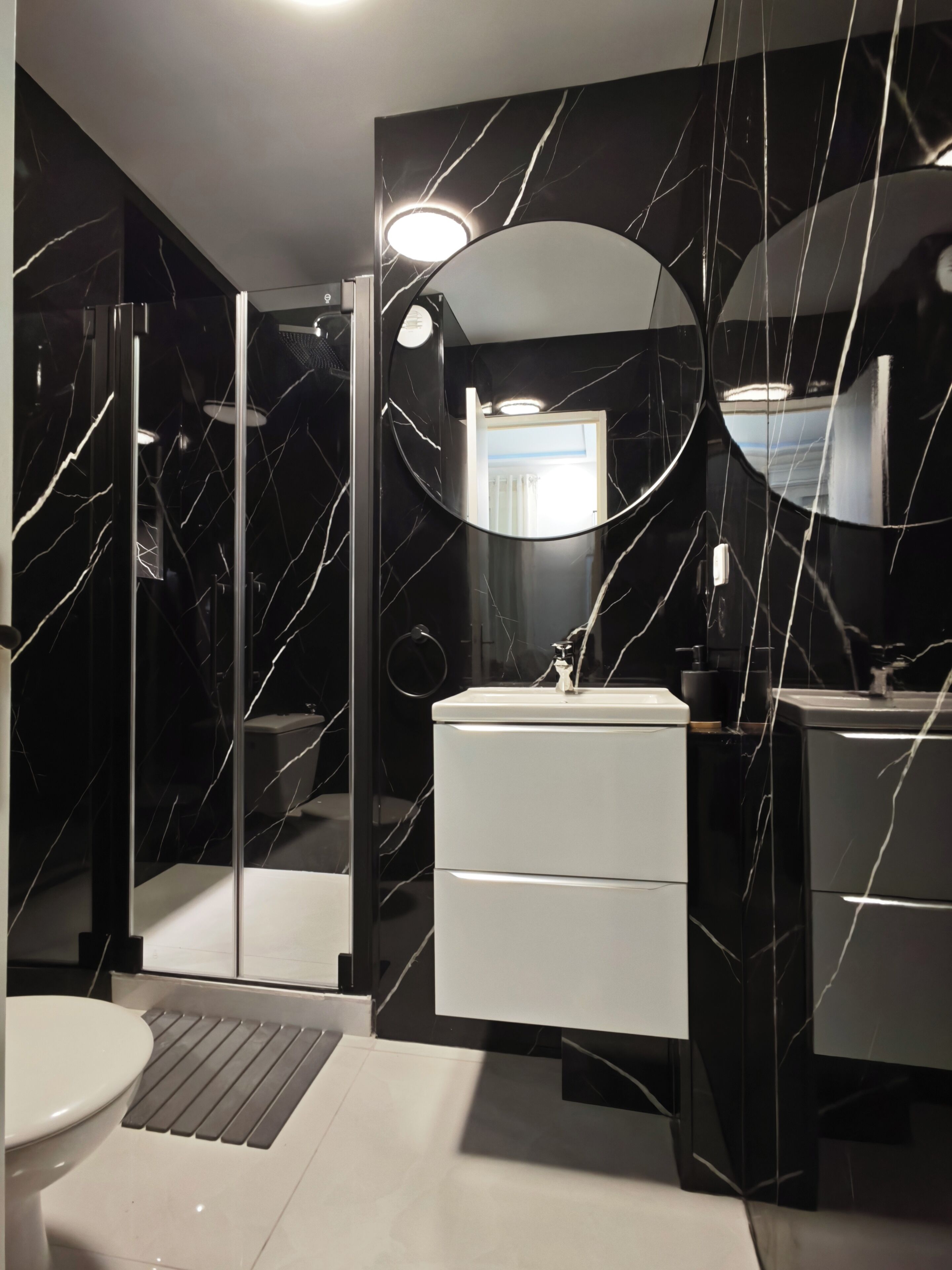 Douche, sèche-cheveux, bidet, serviettes fournies
