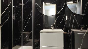 Douche, sèche-cheveux, bidet, serviettes fournies