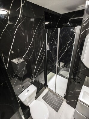Doccia, asciugacapelli, bidet, asciugamani