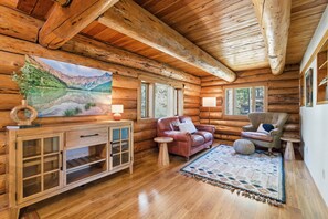 TV, fireplace - Wonderful 4-bedroom cabin in tranquil Whitefish perfect for relaxing getaway (Whitefish)