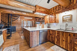 Oven, stovetop, dishwasher - Wonderful 4-bedroom cabin in tranquil Whitefish perfect for relaxing getaway (Whitefish)