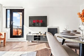 Dining - ARENA SUITE Birmingham City Centre - Free Parking, Balcony & Netflix, Kingsize (Birmingham)