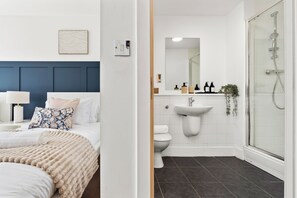 Bathroom - ARENA SUITE Birmingham City Centre - Free Parking, Balcony & Netflix, Kingsize (Birmingham)