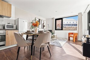 Private kitchen - ARENA SUITE Birmingham City Centre - Free Parking, Balcony & Netflix, Kingsize (Birmingham)