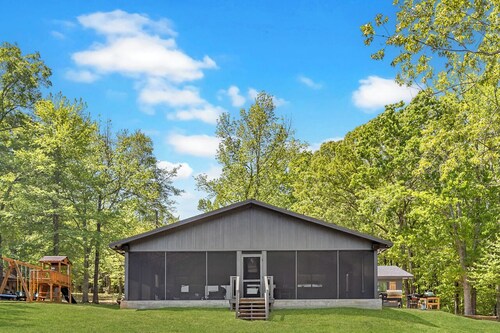 Lakefront Retreat; HUGE Screen Porch; Fully Renovated in 2026; Cooking Porch