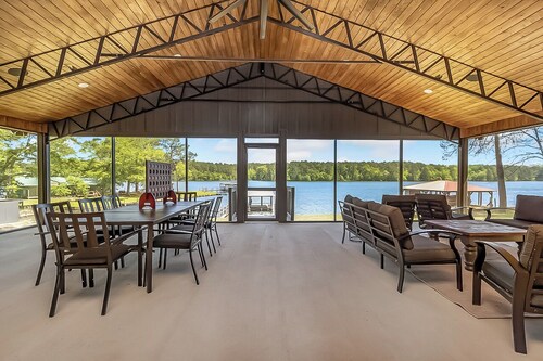 Lakefront Retreat; HUGE Screen Porch; Fully Renovated in 2026; Cooking Porch