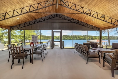 Lakefront Retreat; HUGE Screen Porch; Fully Renovated in 2026; Cooking Porch