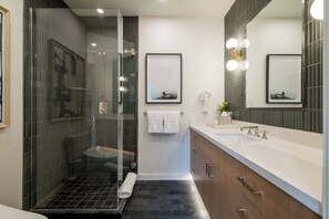 Shower, hair dryer, towels - Resort-Style Luxury 4BR Condo in Downtown Ketchum (Ketchum)