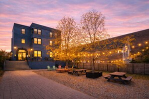 Outdoor dining - Modern 4BR Pilsen Retreat Near IL Medical District with Gym and Movie Theater (Chicago)