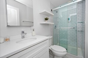 Bathroom - Pilsen 6BR Getaway Condo with Game Room, Gym & Paid Parking (Chicago)