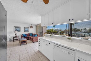 Interior - New Listing! Steps to the beach in Kihei (Kihei)