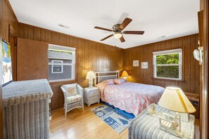 Iron/ironing board, free WiFi, bed sheets - Bristows Bungalow - KDH Beach Cottage (Kill Devil Hills)