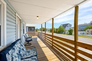 Terrace/patio - Bristows Bungalow - KDH Beach Cottage (Kill Devil Hills)