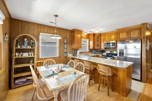 Dining - Bristows Bungalow - KDH Beach Cottage (Kill Devil Hills)