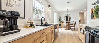 Good Morgen Haus - King/Queen/Sofa Bed/2 Bath - 2 Miles to UofA