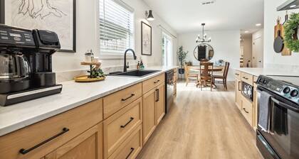 Good Morgen Haus - King/Queen/Sofa Bed/2 Bath - 2 Miles to UofA