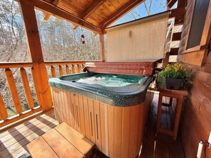 Outdoor spa tub - New! Creek Side Cabin w/Hot Tub Near PF (Pigeon Forge)