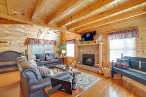 Smart TV, fireplace - Couples Creekside Escape w/ Hot Tub Near PF (Pigeon Forge)